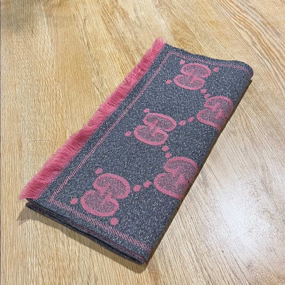 Gently used GUCCI lady nest GG jacquard wool blend scarf pink and grey sparkly - Picture 5 of 12